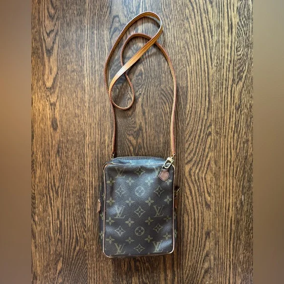 Louis Vuitton Vintage Danube with newer LV strap - Picture 2 of 16